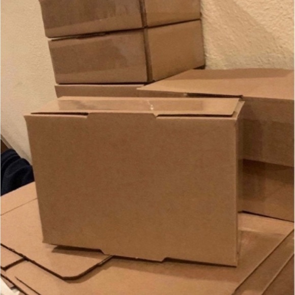 MIXED BUNDLE OF 2500 boxes / about 2 pallets worth of cases 
((1250+1250)) - Picture 1 of 4